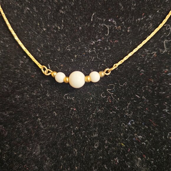 7 1/2" gold tone necklace with white & gold accent beads at the center - Picture 4 of 4